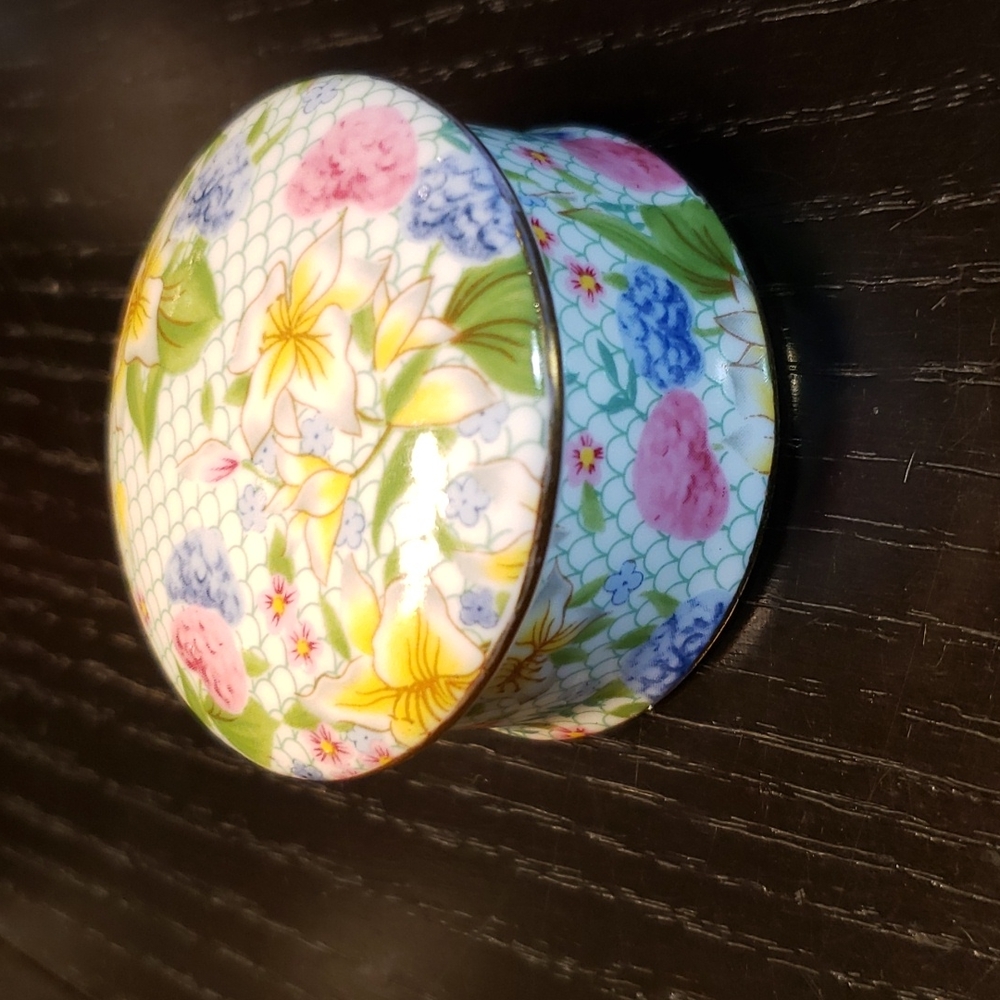 Two's Company Trinket box, Chintz DANA collection.
